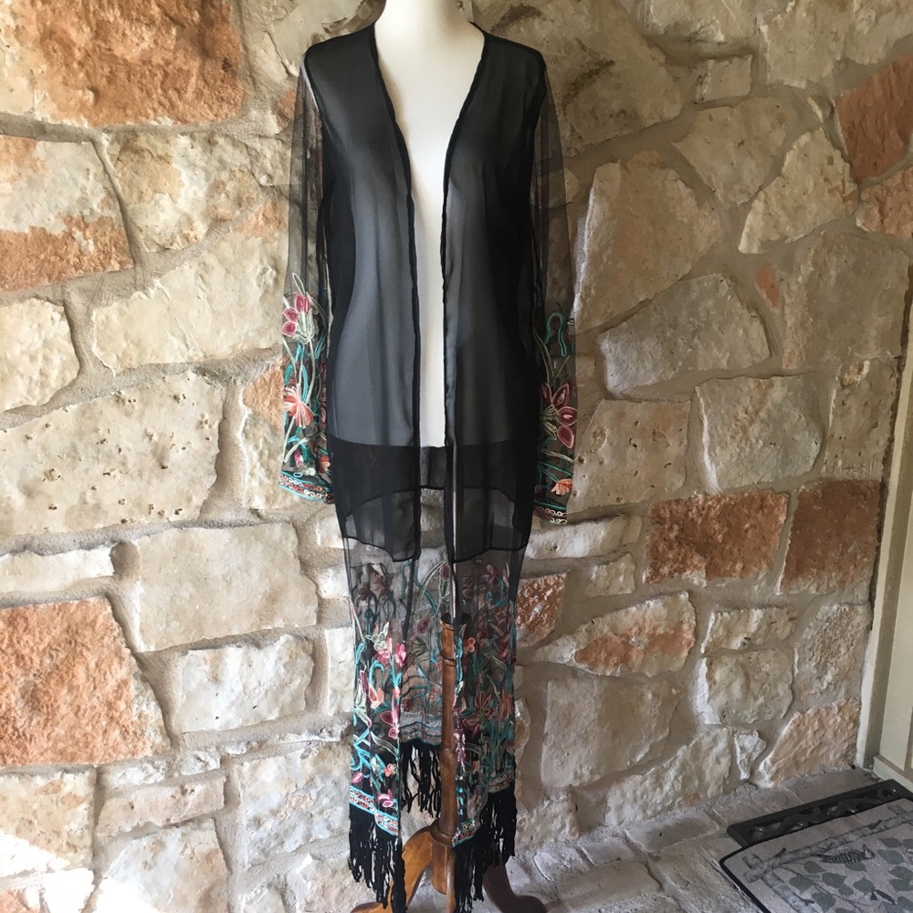 Beautiful black embroidered kimono. - Picture 4 of 8
